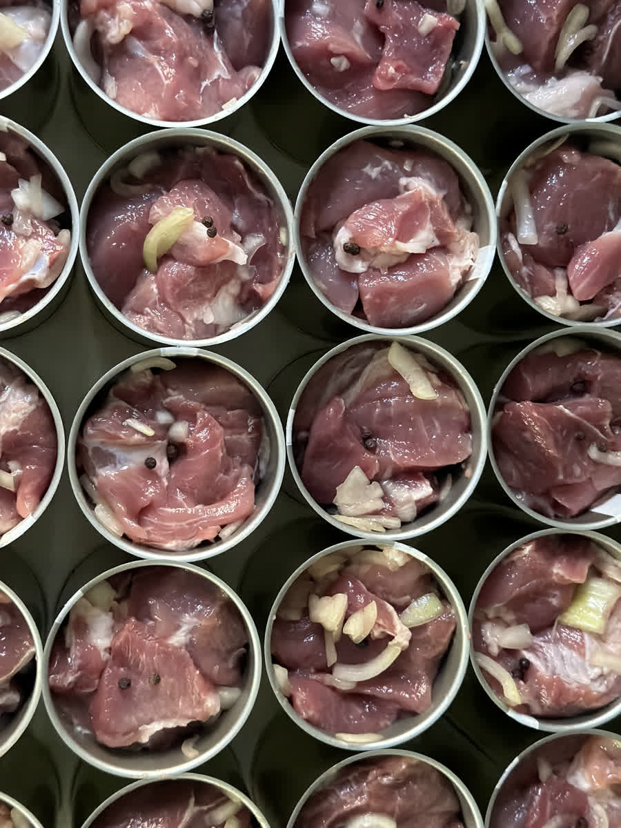 Наполняем банки. Раскладываем мясо, лук и специи.