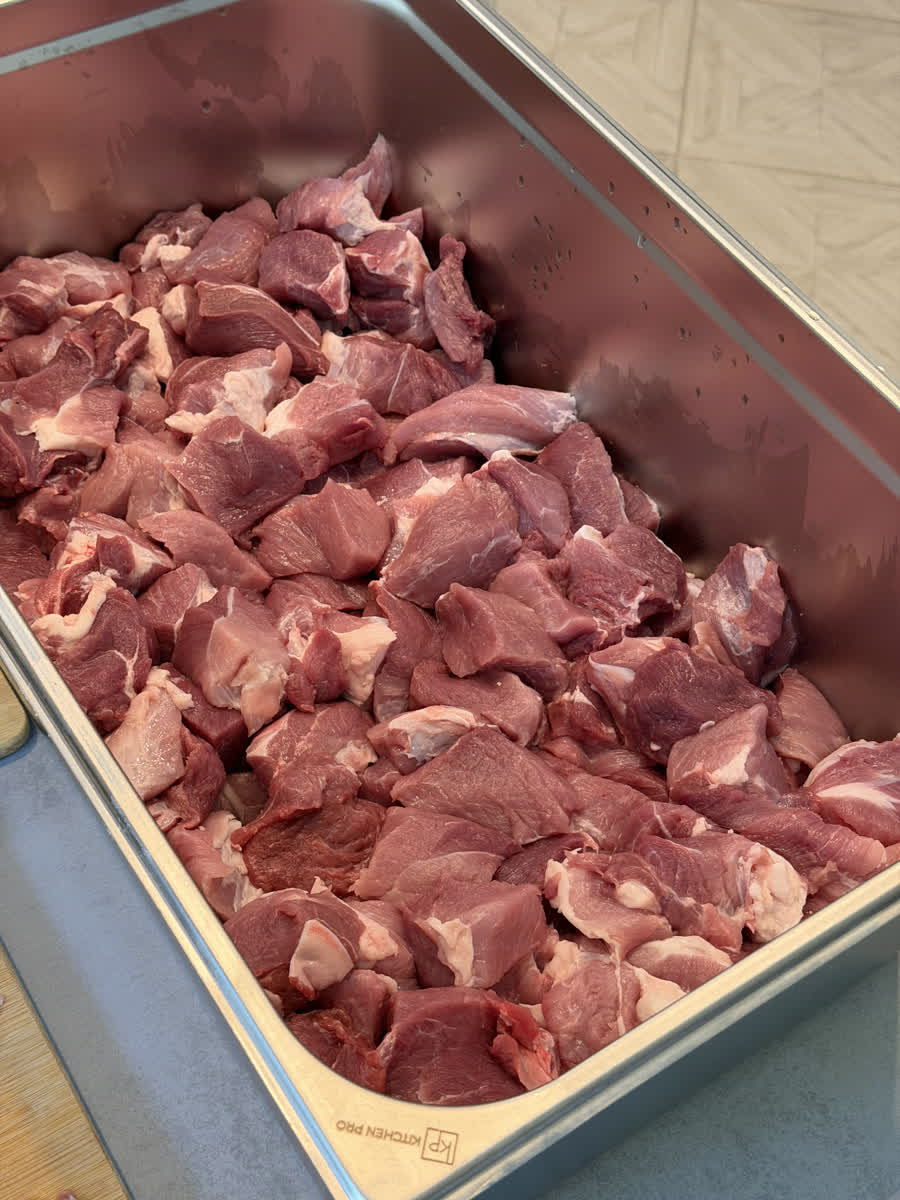 Свиная лопатка. Для свинины берём лопатку. На фото мясо перед зачисткой.